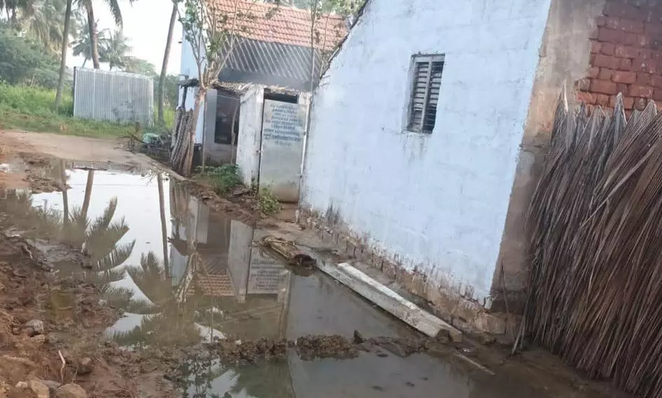 சாலையில் தேங்கும் கழிவுநீர் சாலையில் தேங்கும் கழிவுநீர்