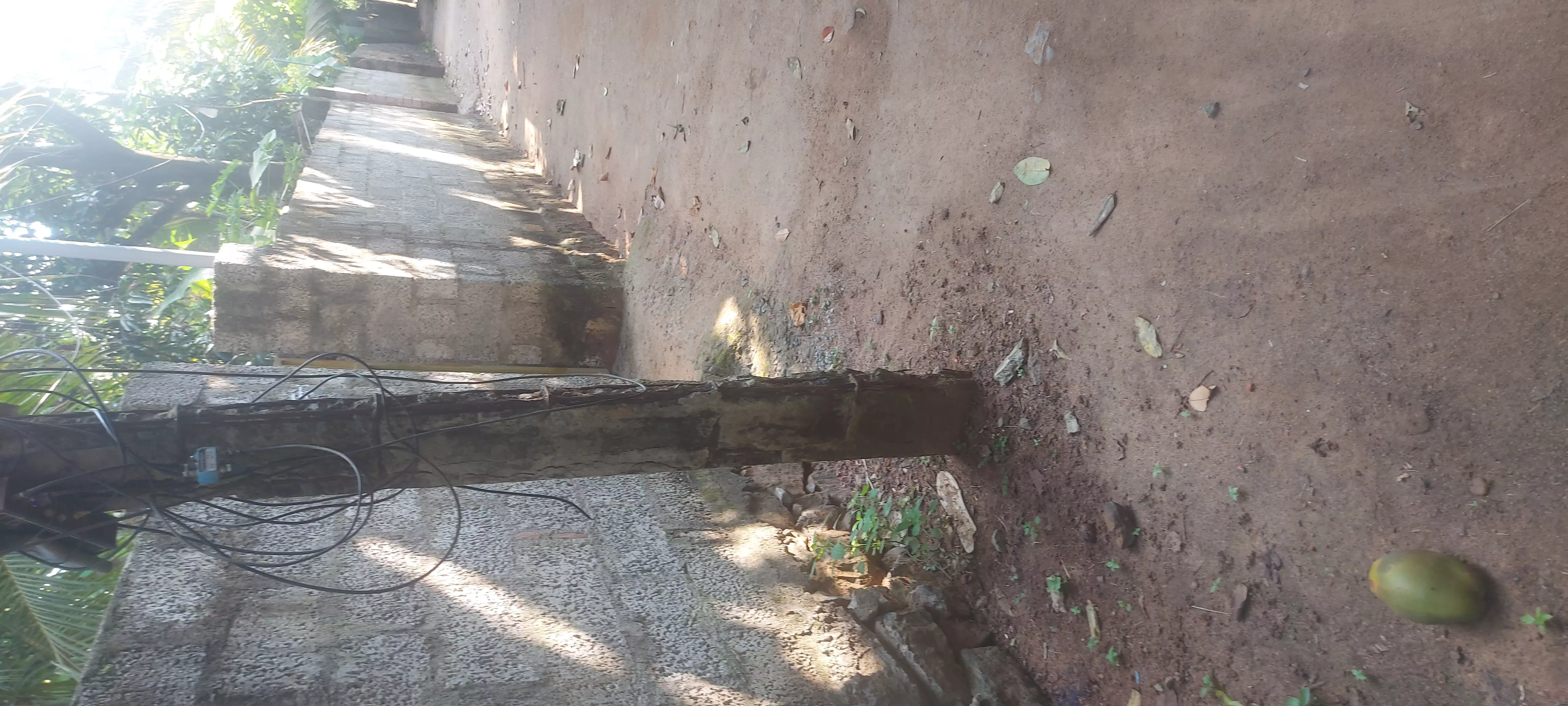 சேதமடைந்த மின்கம்பம்