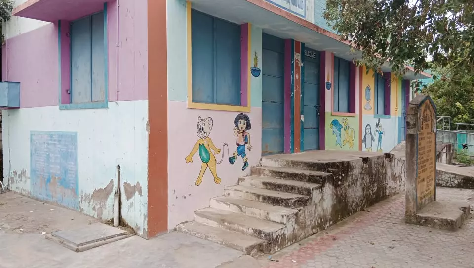 தடுப்புச்சுவர் அமைக்க வேண்டும்