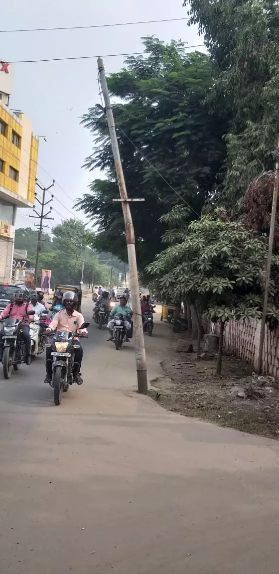 ஆபத்தான டெலிபோன் கம்பம்