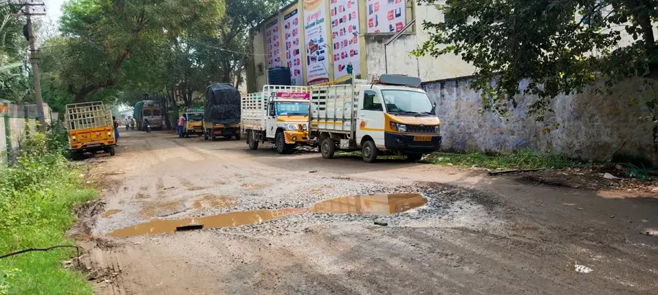 குண்டும், குழியுமான ரோடு குண்டும், குழியுமான ரோடு