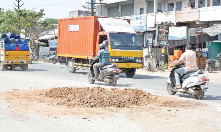 சாலையில் கிடக்கும் மண்ணால் விபத்து அபாயம்