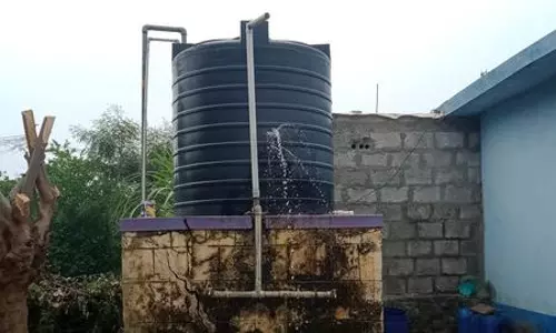 உடைந்து கிடக்கும் குடிநீர் தொட்டி