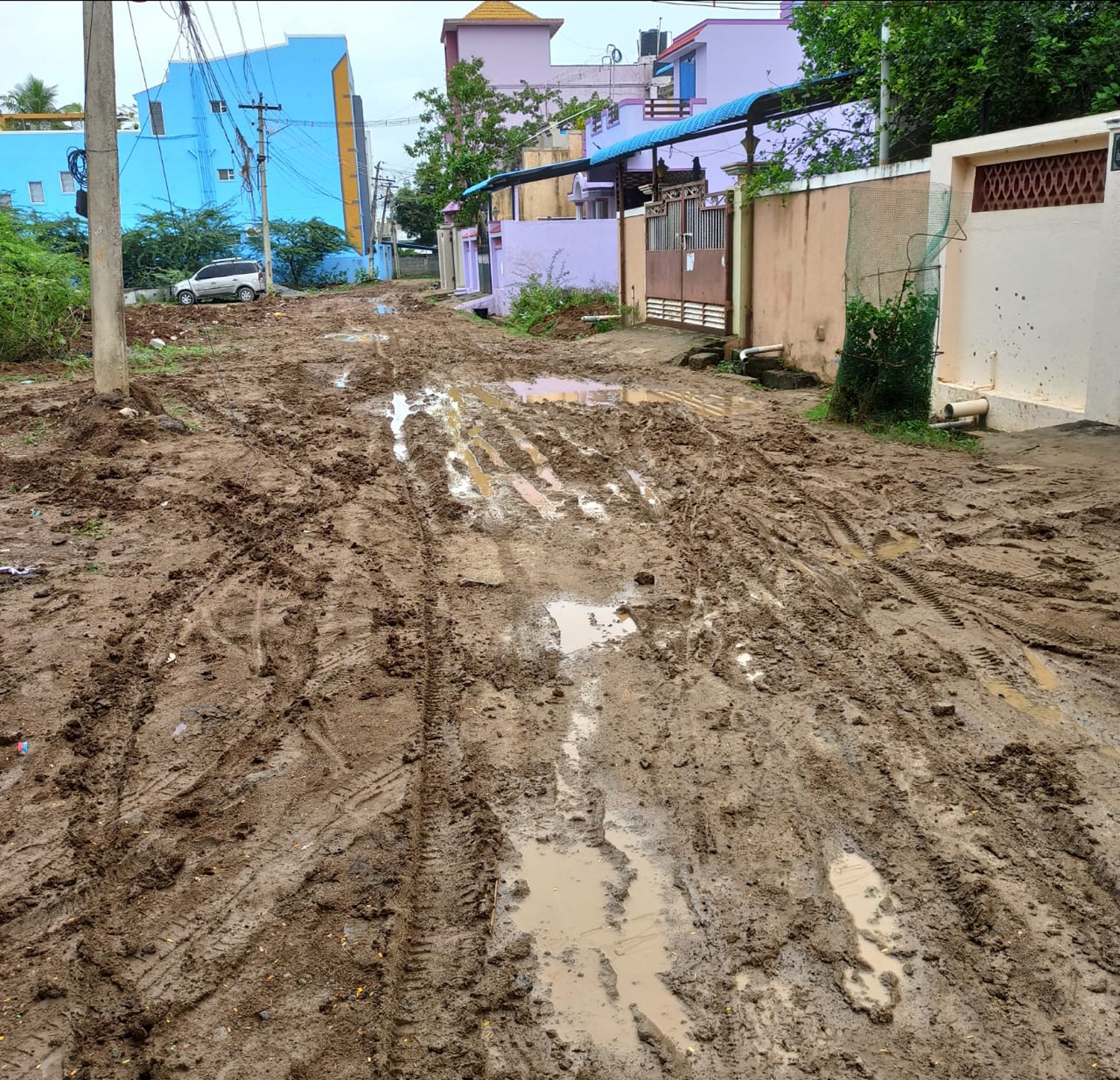 சேறும் சகதியுமான சாலை