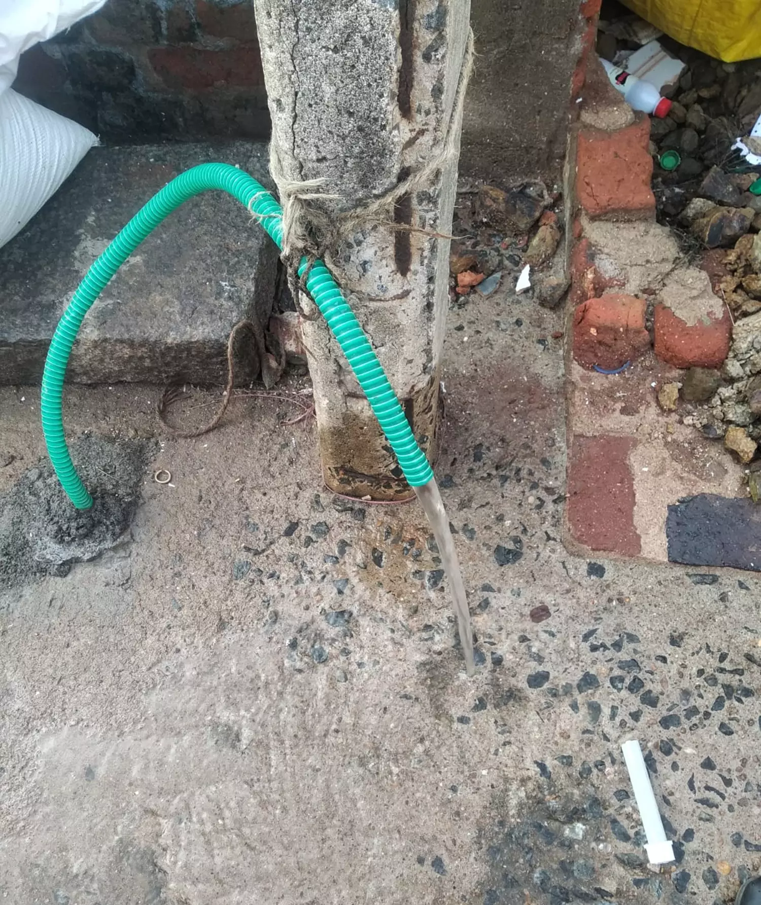 வீணாக வெளியேறும் குடிநீர் வீணாக வெளியேறும் குடிநீர்