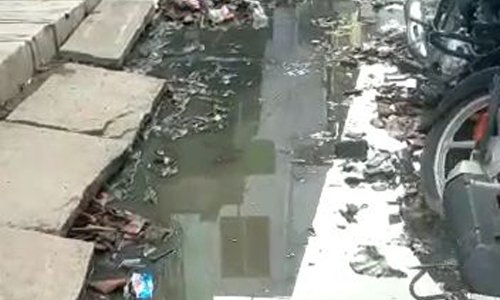 தெருவில் வழிந்தோடும் கழிவுநீர் தெருவில் வழிந்தோடும் கழிவுநீர்