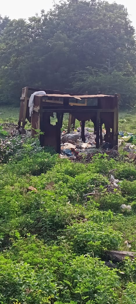 சேதமடைந்த குப்பைத்தொட்டி