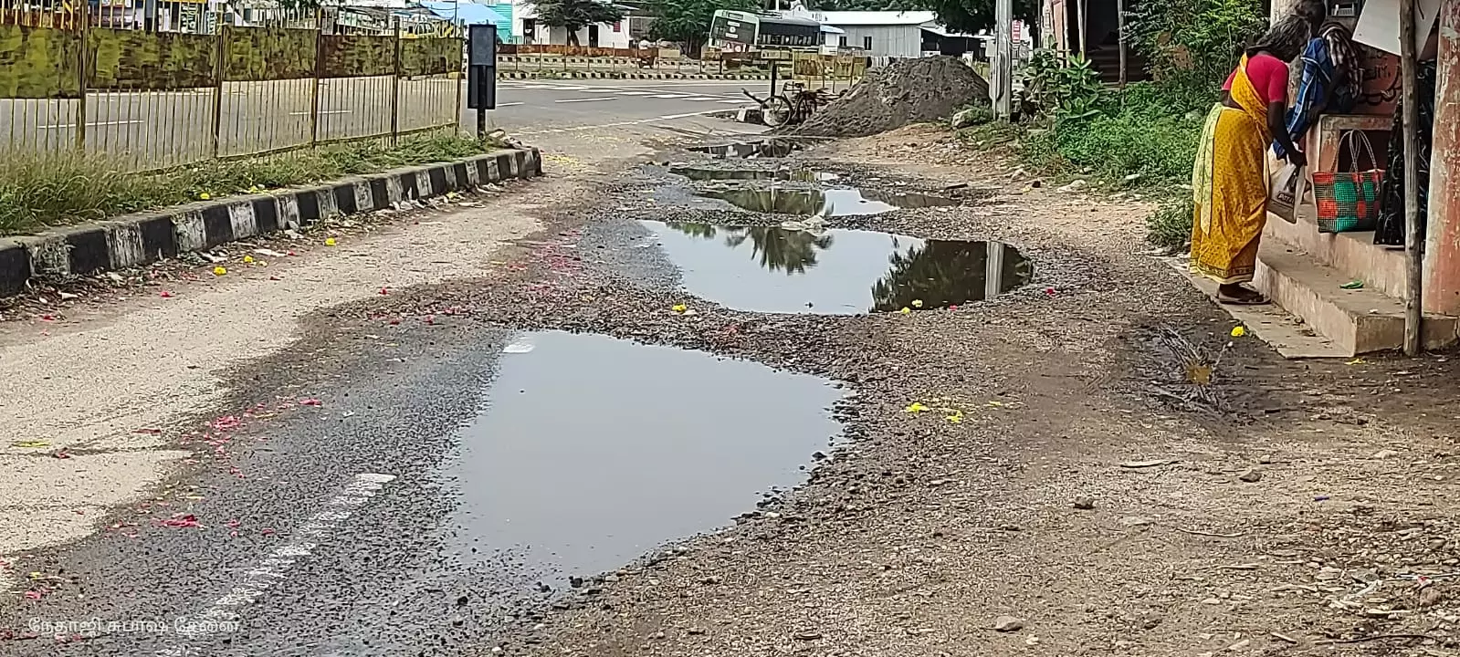 சாலையில் ராட்சத பள்ளங்கள் சாலையில் ராட்சத பள்ளங்கள்