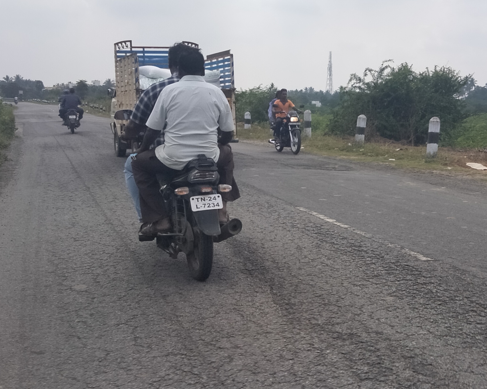 சேதமடைந்த சாலை