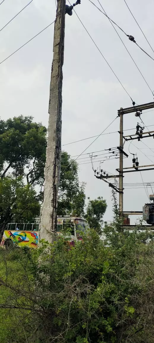 எலும்புக்கூடான மின்கம்பம் எலும்புக்கூடான மின்கம்பம்