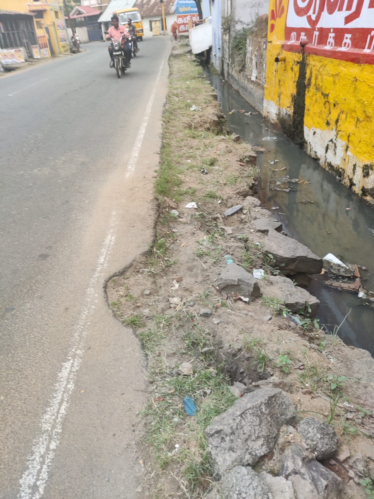 வாறுகாலுக்கு கான்கிரீட் மூடி அவசியம்