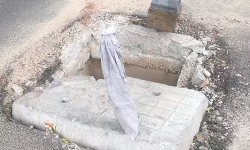 திறந்து கிடக்கும் பாதாள சாக்கடை கால்வாய் மூடி