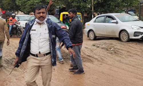 சேறும், சகதியுமாக காட்சி அளிக்கும் சாலை