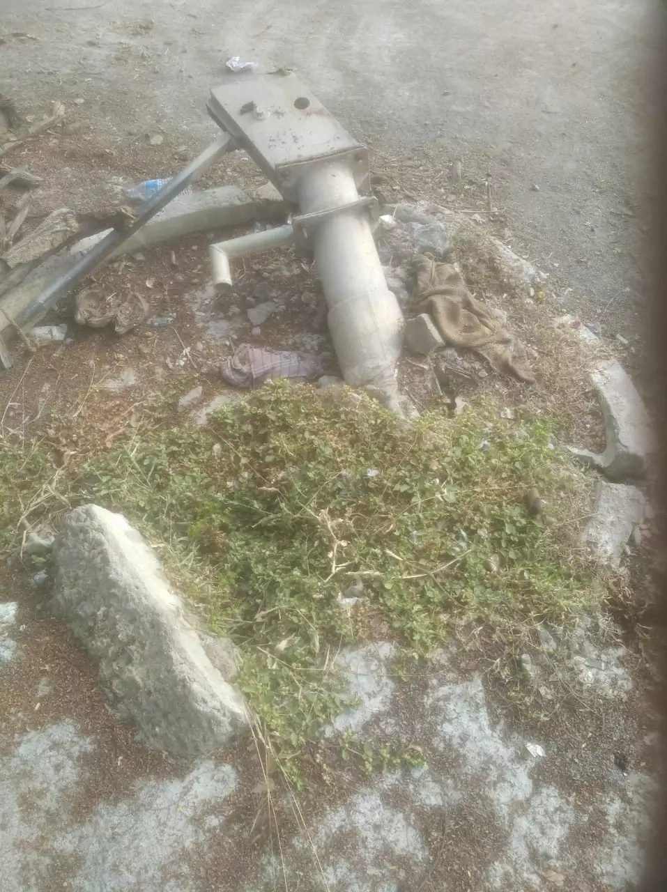 பழுதடைந்த அடிபம்பு பழுதடைந்த அடிபம்பு