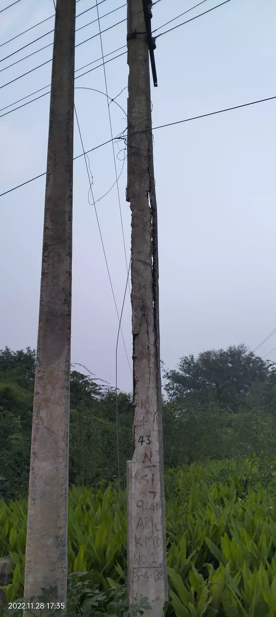 ஆபத்தான மின்கம்பம் ஆபத்தான மின்கம்பம்