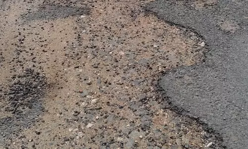 குண்டும், குழியுமான ரோடு குண்டும், குழியுமான ரோடு