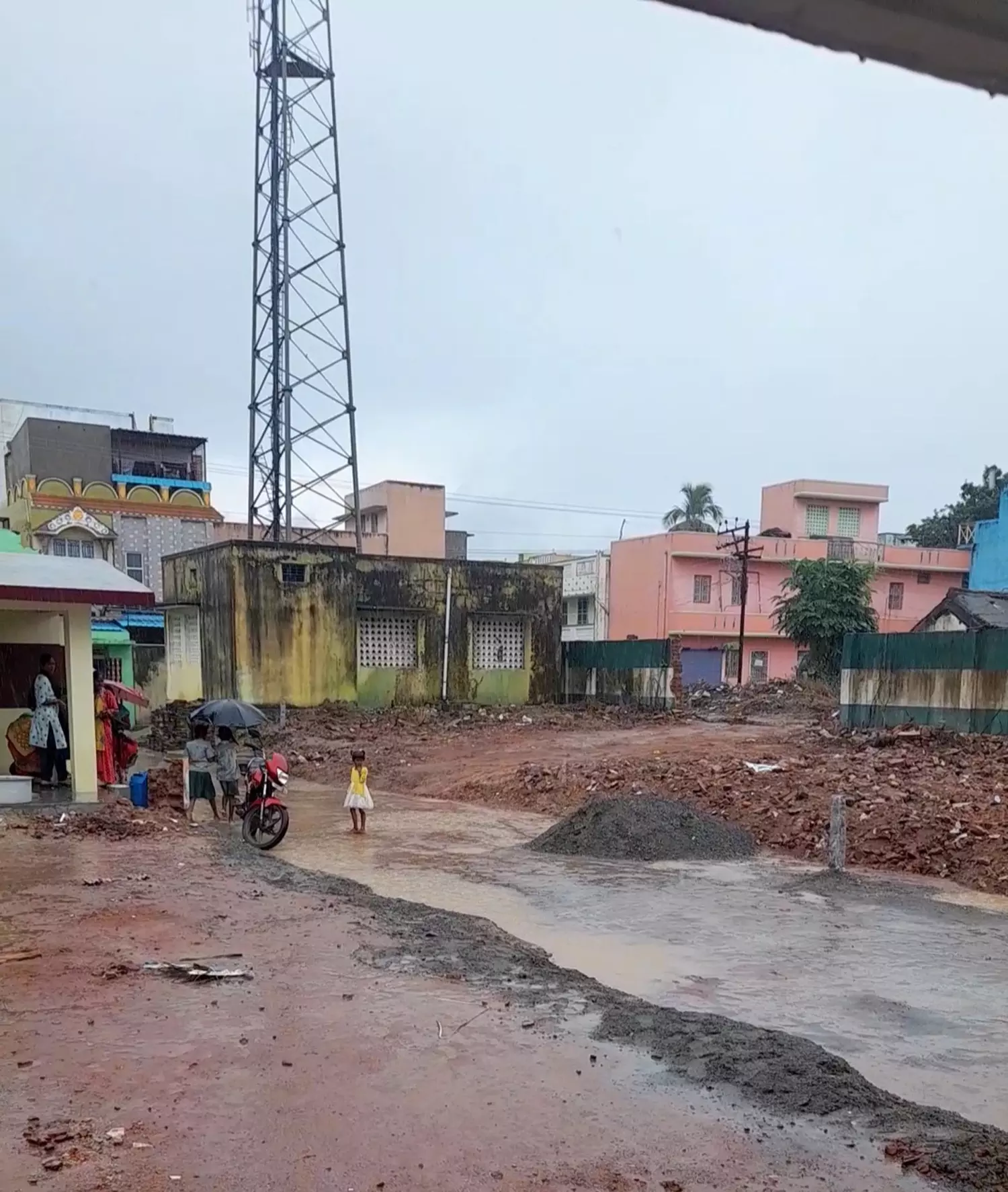 செல்போன் டவரை அகற்றி ரேஷன் கடை வைப்பார்களா? செல்போன் டவரை அகற்றி ரேஷன் கடை வைப்பார்களா?