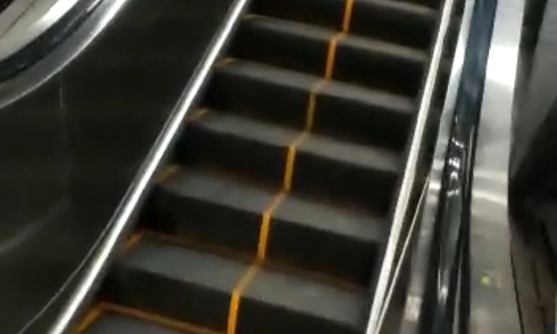 காட்சி பொருளான நகரும் படிக்கட்டுகள்