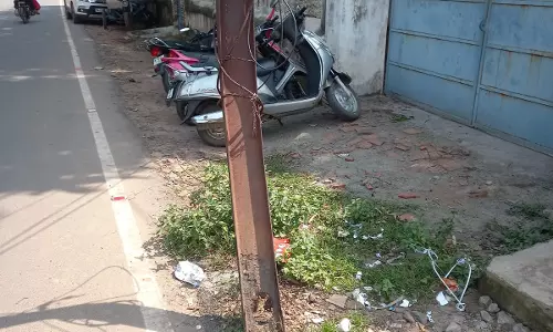 சேதமடைந்த மின்கம்பம்