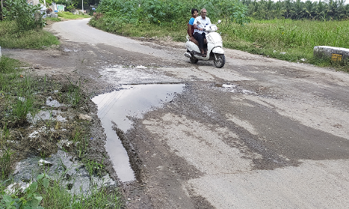 சிறுபாலம் ஓரம் சாலை சேதம்