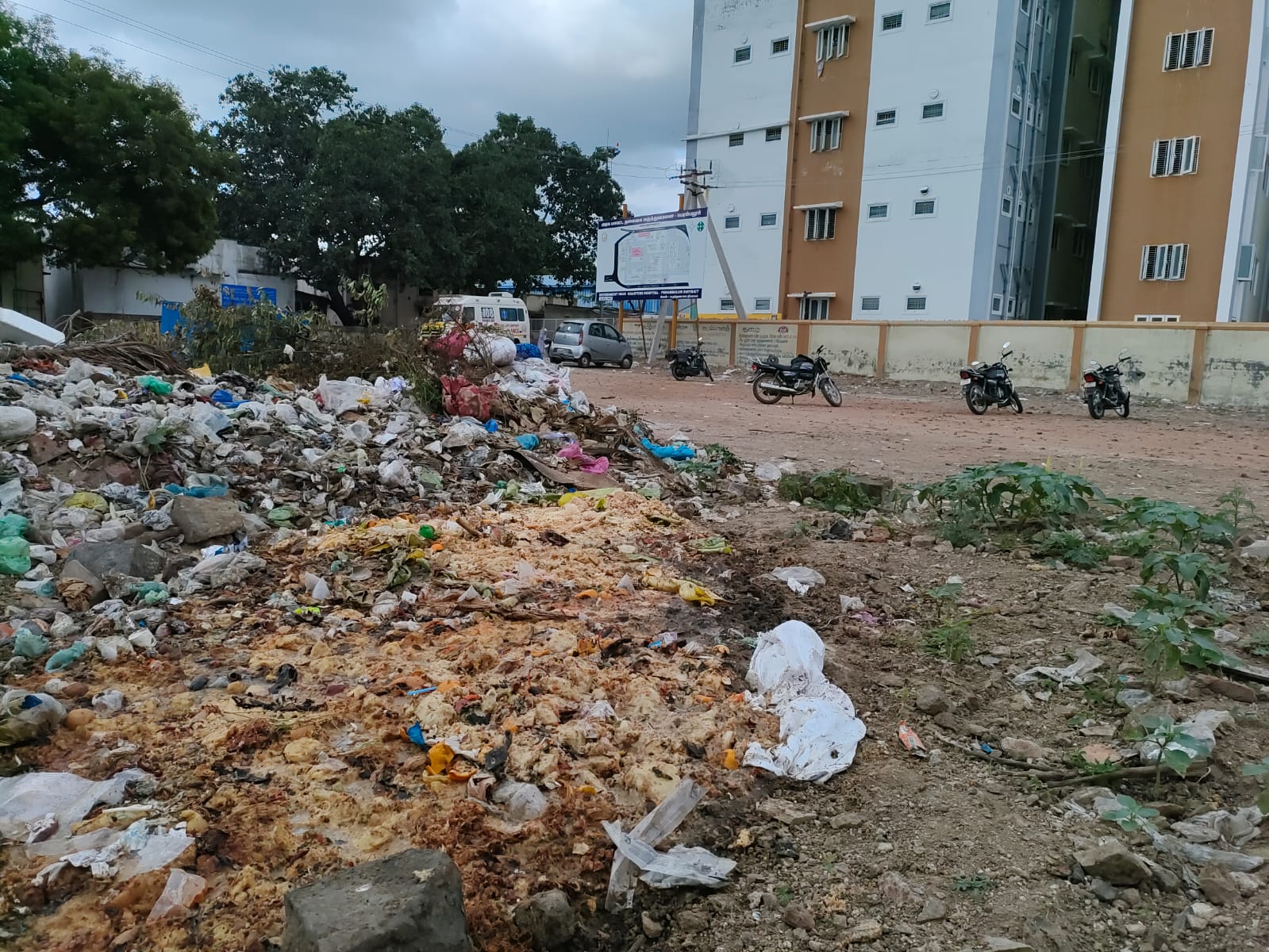 அரசு மருத்துவமனை வளாகத்தில் மருத்துவ கழிவுகள்-குப்பைகள்