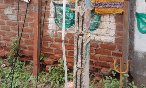 சிதிலமடைந்து வரும் மின்கம்பம்