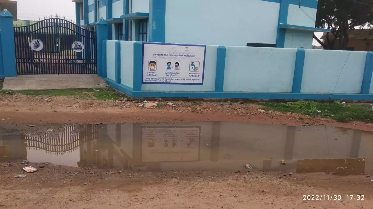 பள்ளிக்கூடம் முன்பு தேங்கிய மழைநீர்