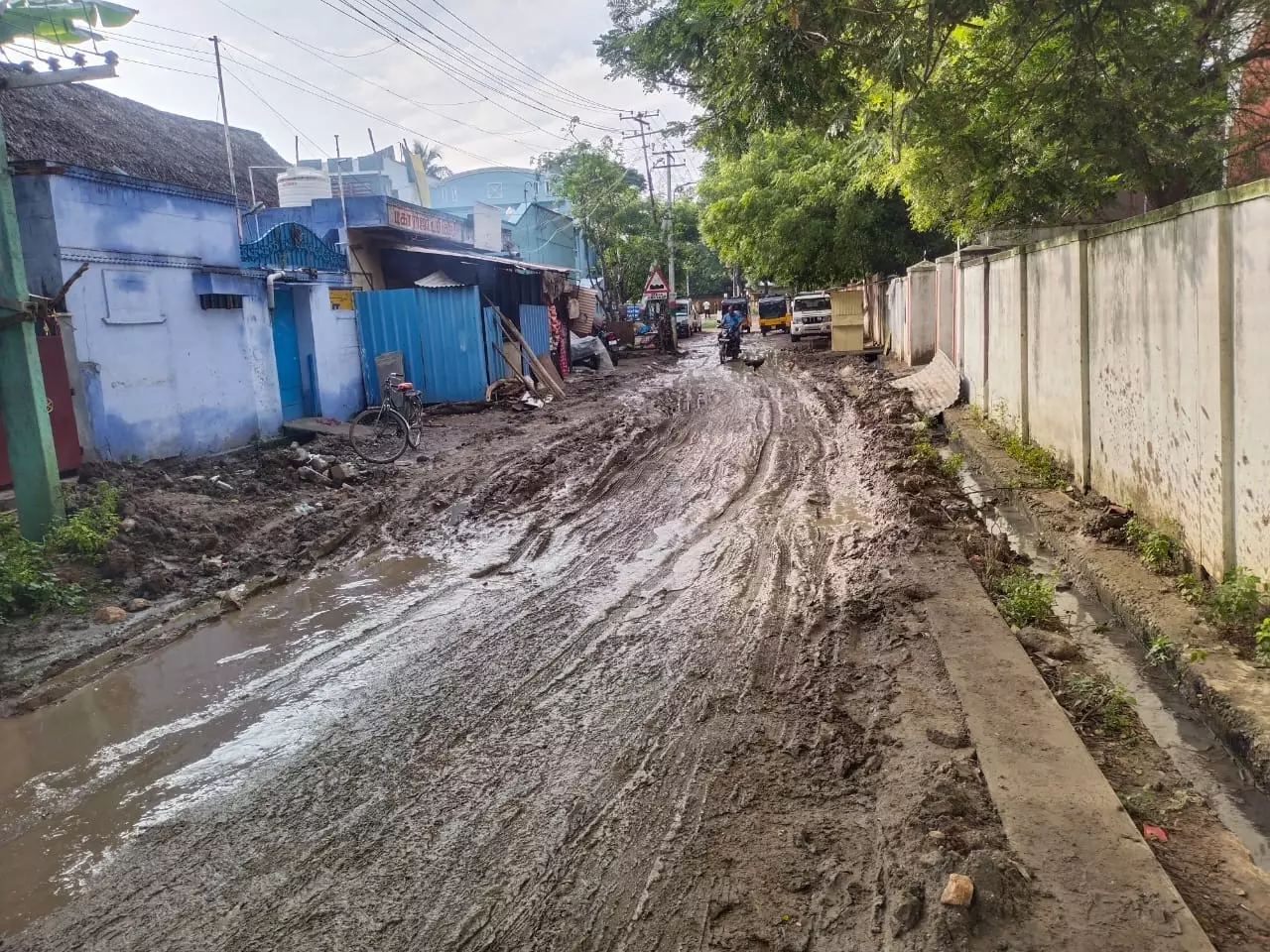 சேறும் சகதியுமான சாலை சேறும் சகதியுமான சாலை