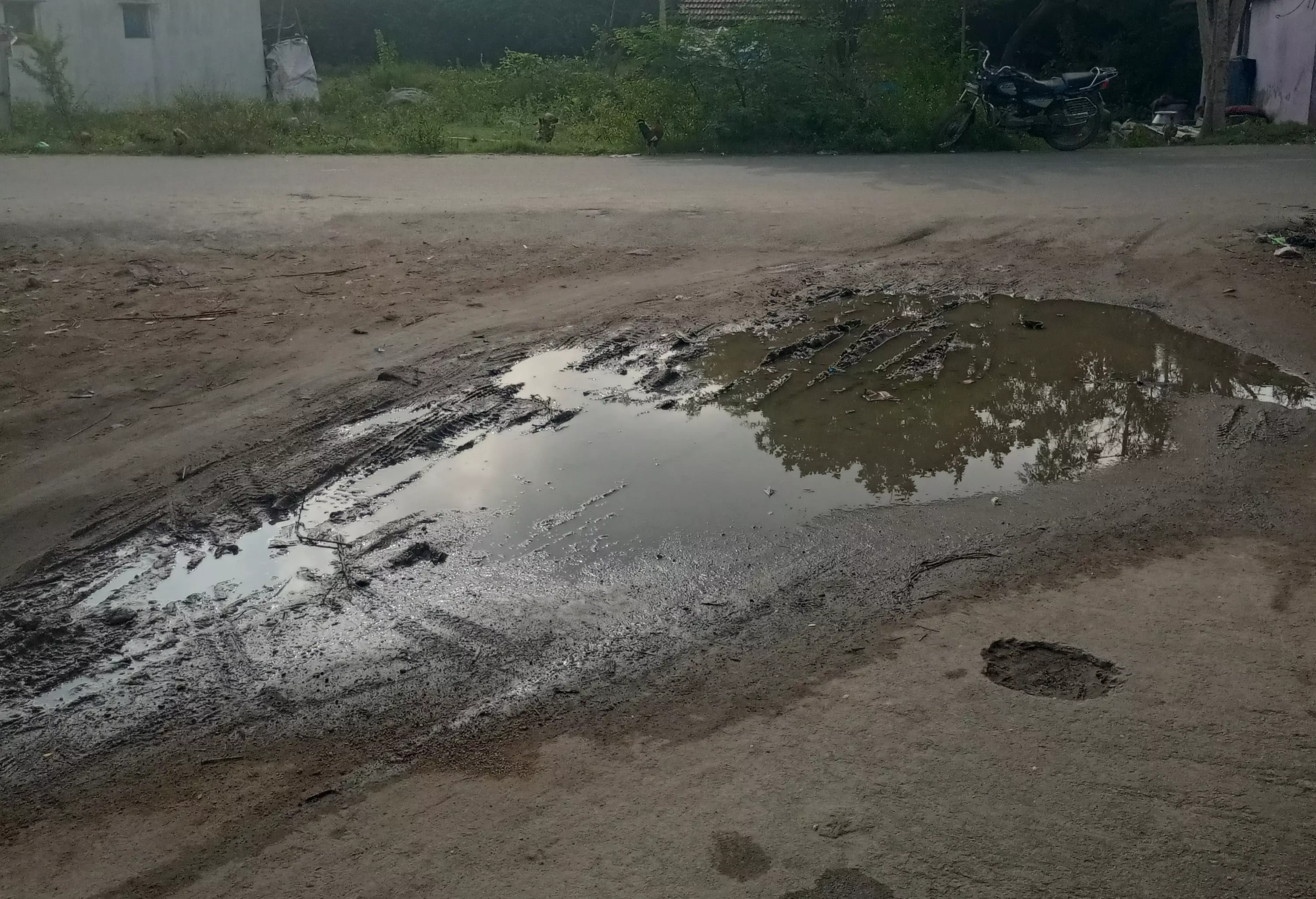 தெருவில் தேங்கி நிற்கும் தண்ணீர் தெருவில் தேங்கி நிற்கும் தண்ணீர்