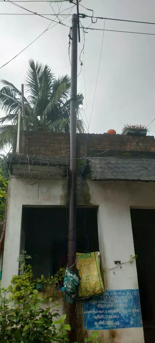 தொட்டாலே ஷாக் அடிக்கும் மின்கம்பம்