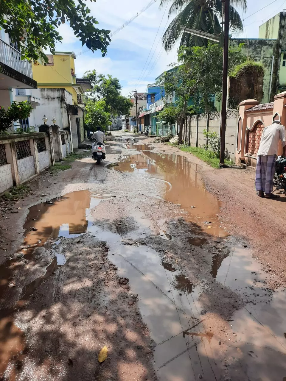 சேறும், சகதியுமான சாலை சேறும், சகதியுமான சாலை