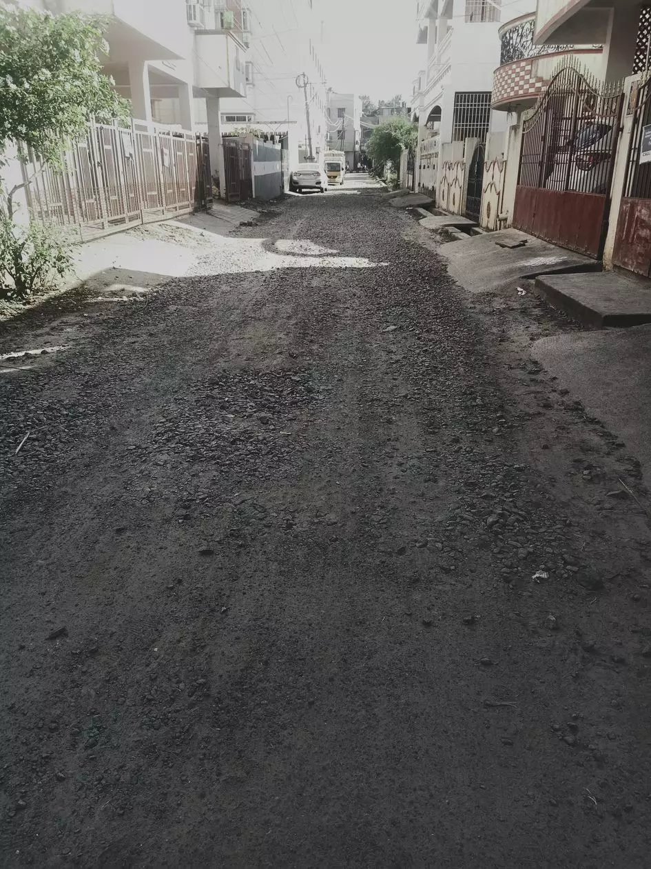 குண்டும், குழியுமான சாலை குண்டும், குழியுமான சாலை