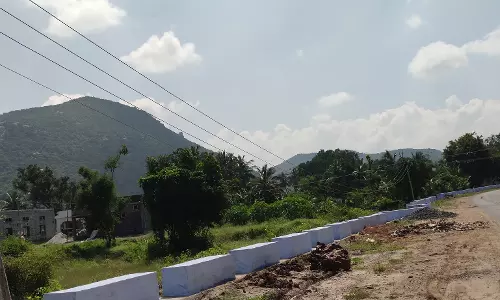 தாழ்வாக தொங்கும் மின்கம்பிகள்