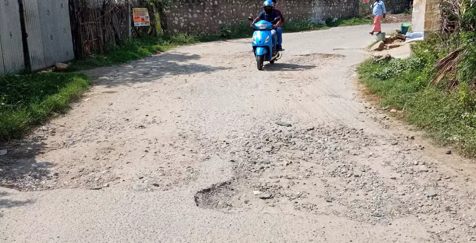 ரோடு சீரமைக்கப்படுமா? ரோடு சீரமைக்கப்படுமா?