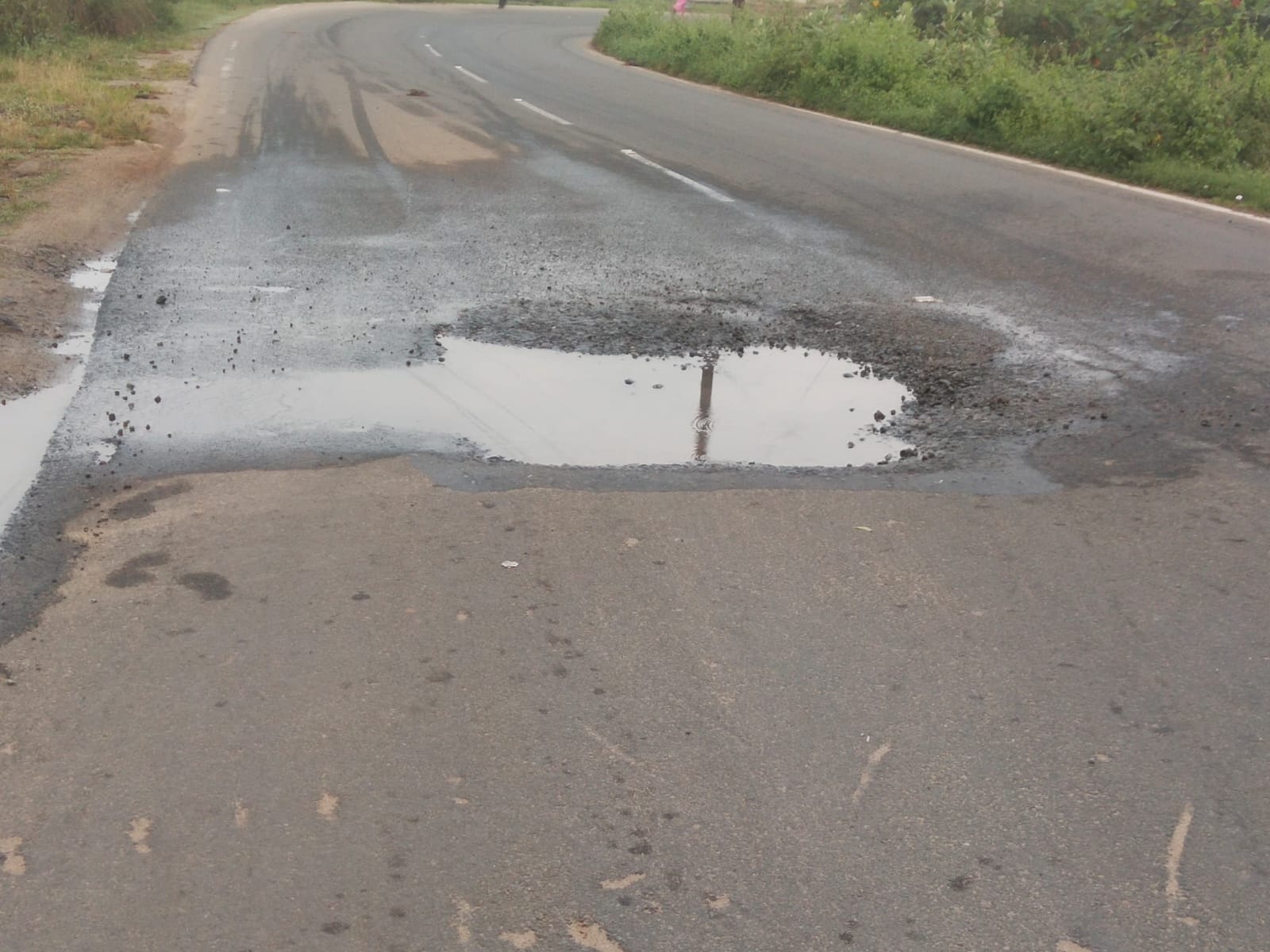 சாலையில் வீணாகும் குடிநீர்