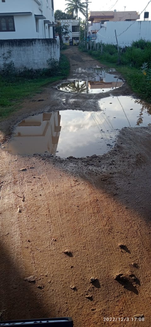 சாலையில் தேங்கும் மழைநீர்