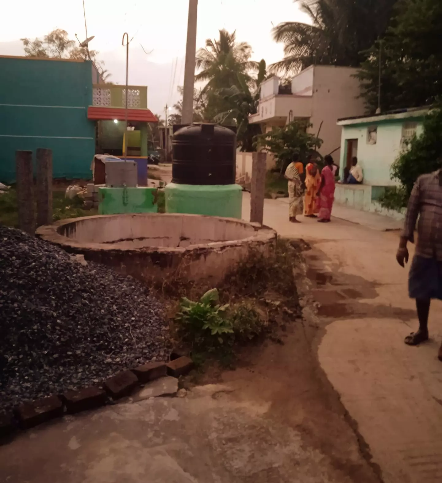 கிணற்றுக்கு மூடி போட வேண்டும் கிணற்றுக்கு மூடி போட வேண்டும்