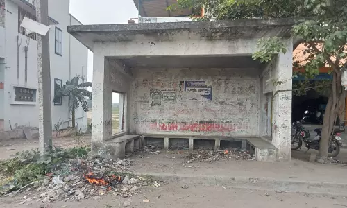 பயணிகள் நிழற்கூடம் சேதம் பயணிகள் நிழற்கூடம் சேதம்