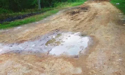 சாலையை சீரமைக்க வேண்டும் சாலையை சீரமைக்க வேண்டும்