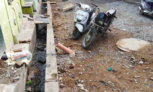 சாலை அமைக்காததால் மக்கள் அவதி சாலை அமைக்காததால் மக்கள் அவதி