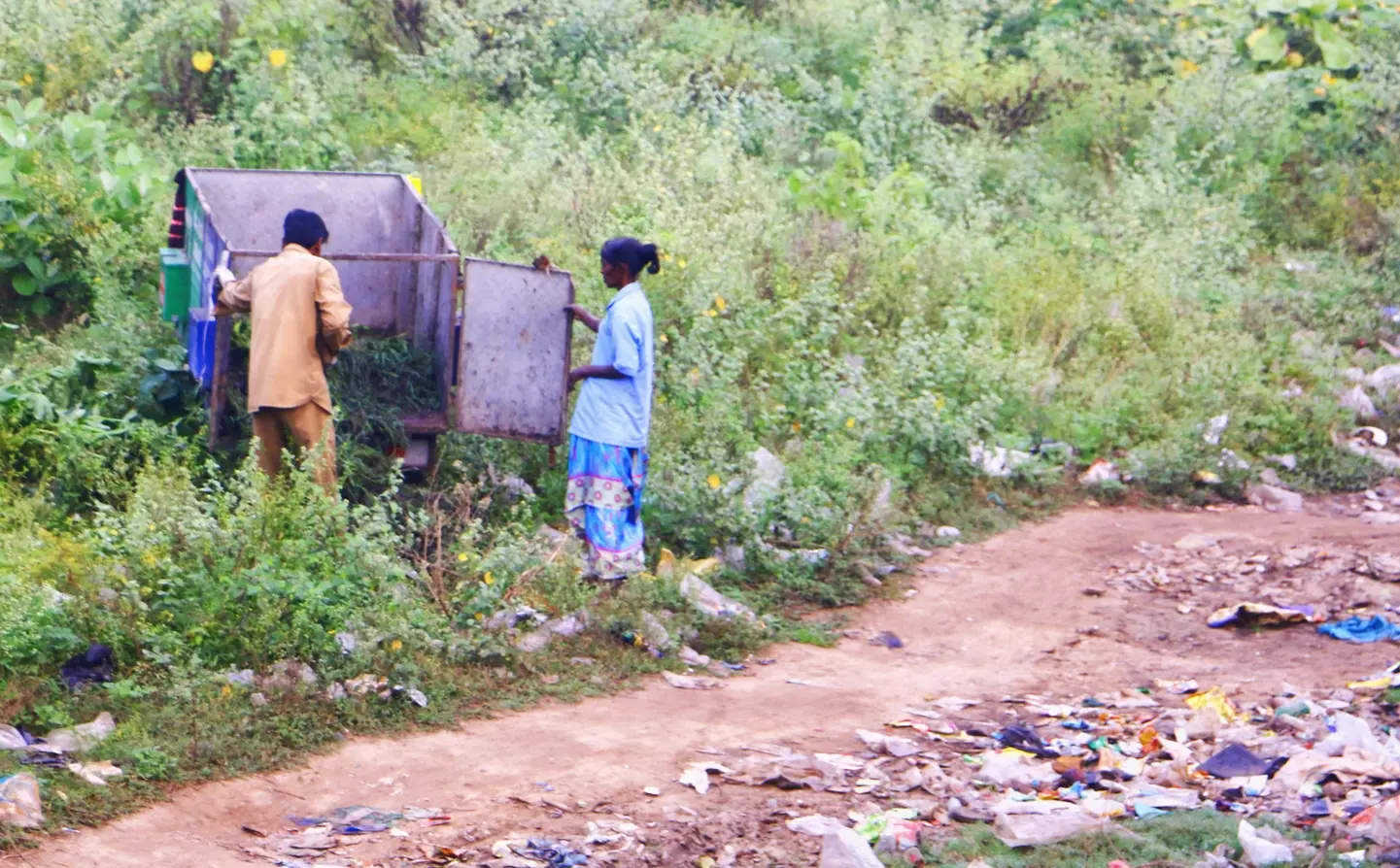 பாலாற்றில் குப்பைகள் கொட்டும் அவலம் பாலாற்றில் குப்பைகள் கொட்டும் அவலம்