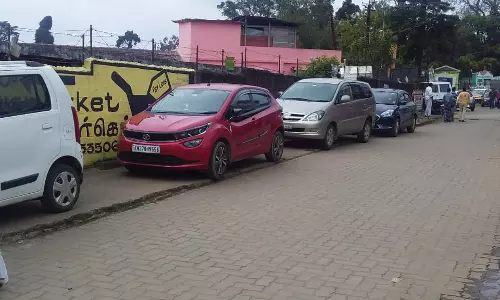 நடைபாதையில் வாகனங்கள், நடப்பதற்கு இடையூறு