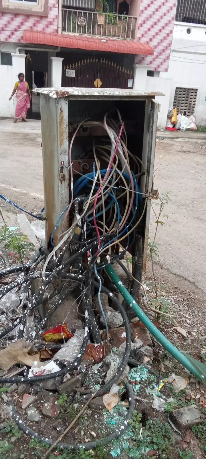 திறந்த நிலையில் மின் இணைப்பு பெட்டி