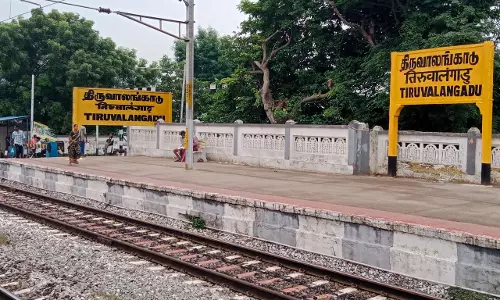 எதற்கு 2 பெயர் பலகை?