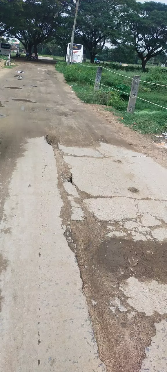 சேதமடைந்த பாலம் சேதமடைந்த பாலம்