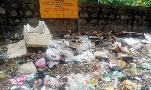 மலைபோல குவிந்து கிடக்கும் குப்பை கழிவுகள்