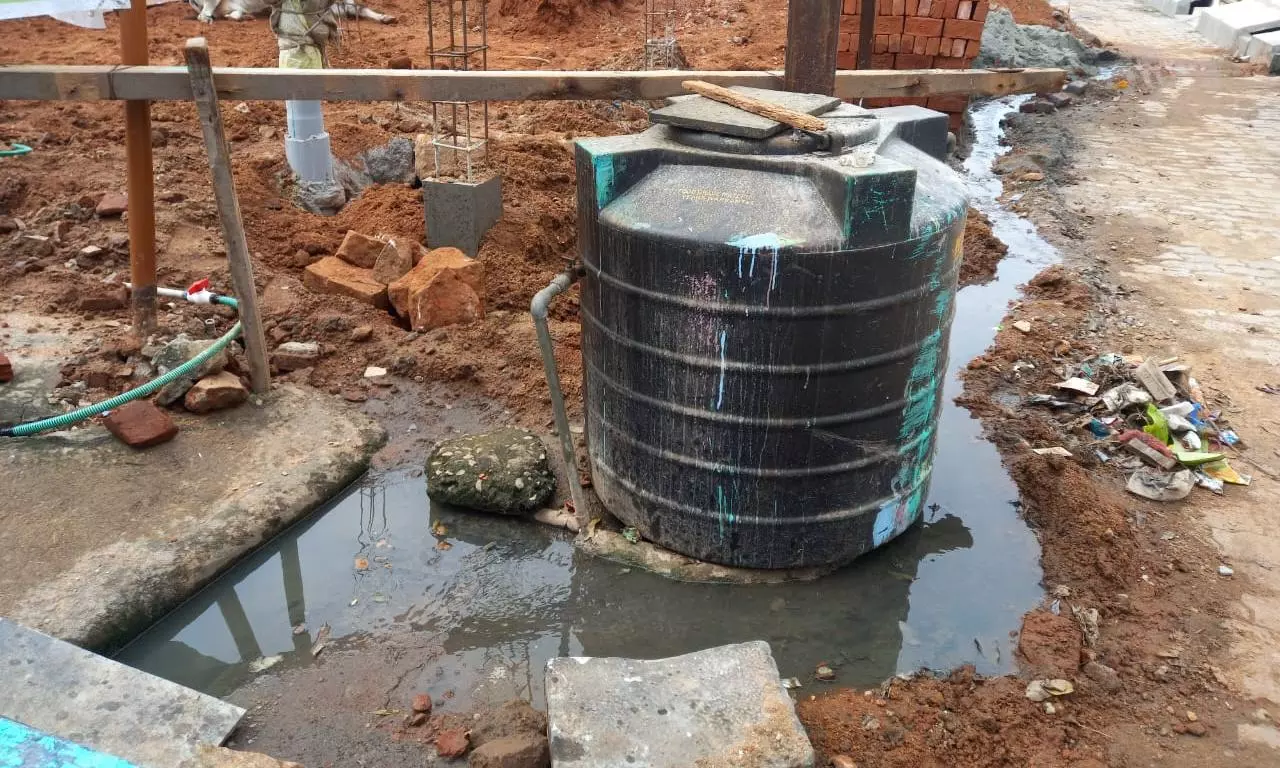 தெருவில் செல்லும் கழிவுநீர் தெருவில் செல்லும் கழிவுநீர்