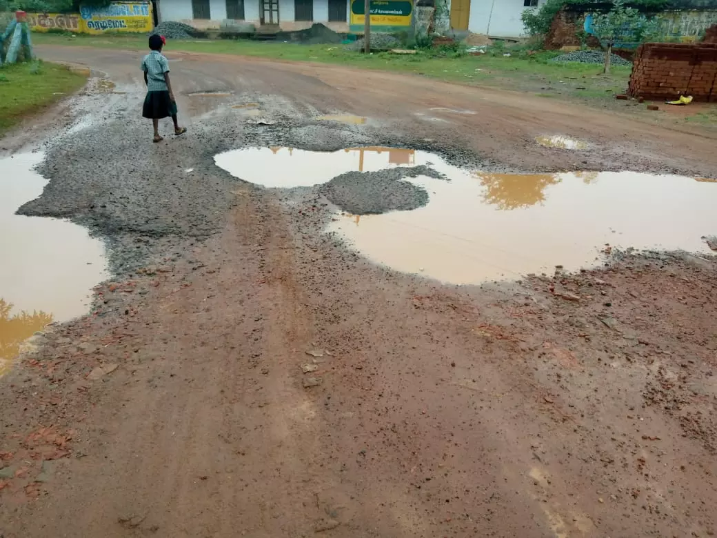 குண்டும், குழியுமான சாலை குண்டும், குழியுமான சாலை