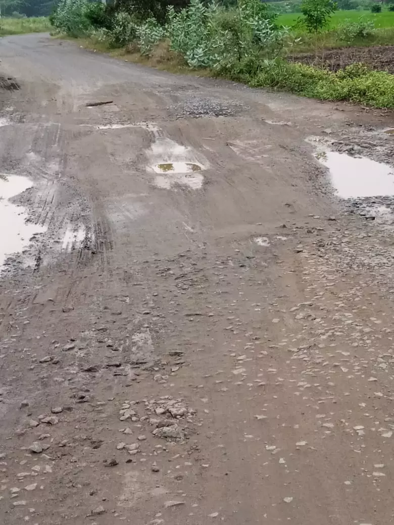 குண்டும், குழியுமான சாலை குண்டும், குழியுமான சாலை