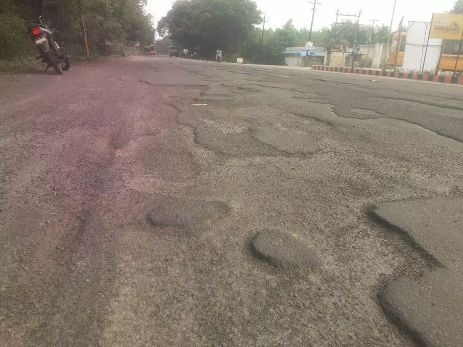 சேதமடைந்த சாலை